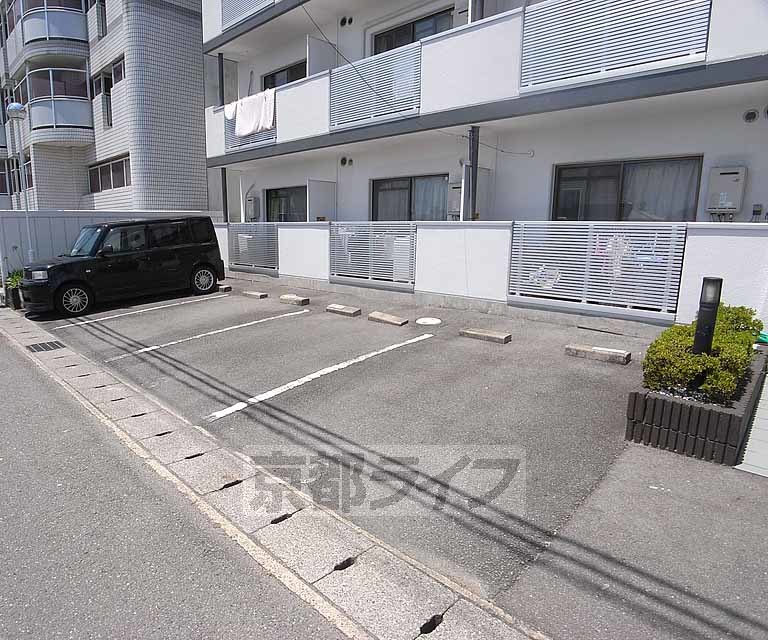 駐車場　物件の前がガレージで安心