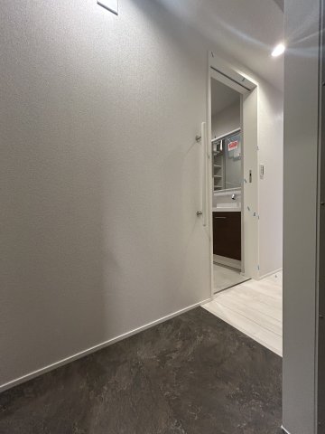 玄関　完成前の為建築資材等が写っている場合があります