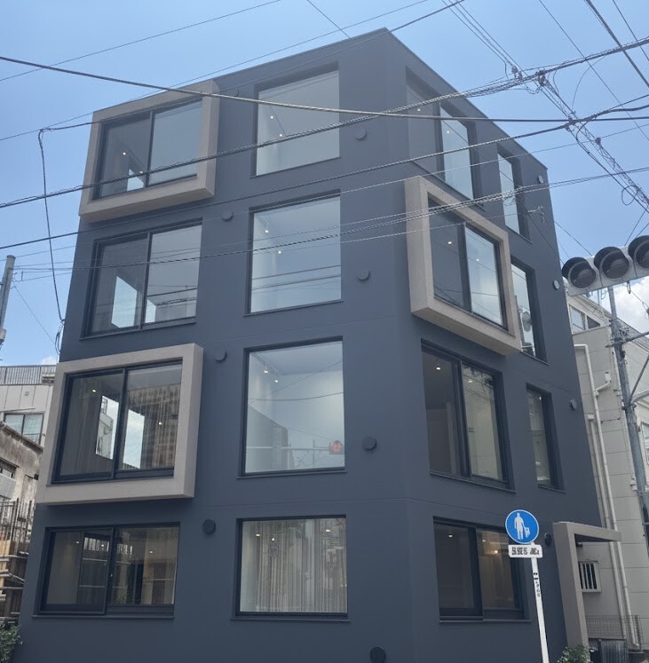 建物外観　直線的でスタイリッシュな外観