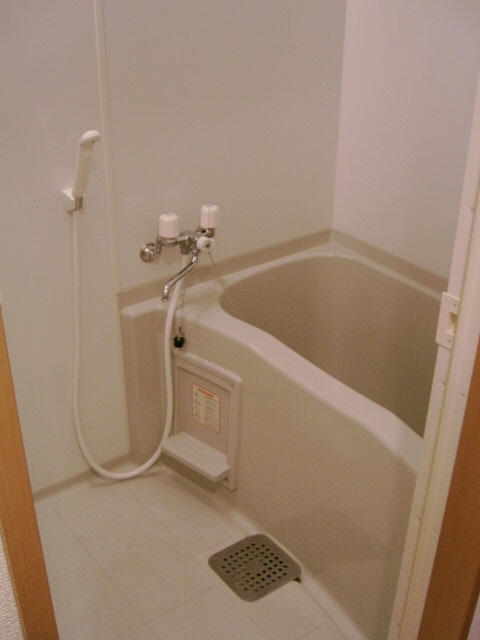 バス・シャワールーム　お風呂・トイレ別のセパレートです。