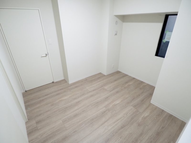 その他　玄関側の洋室です