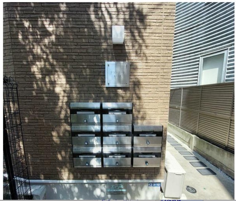 建物外観　ポストも使用し易い