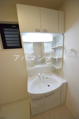 洗面設備　シャワー付き洗面台です