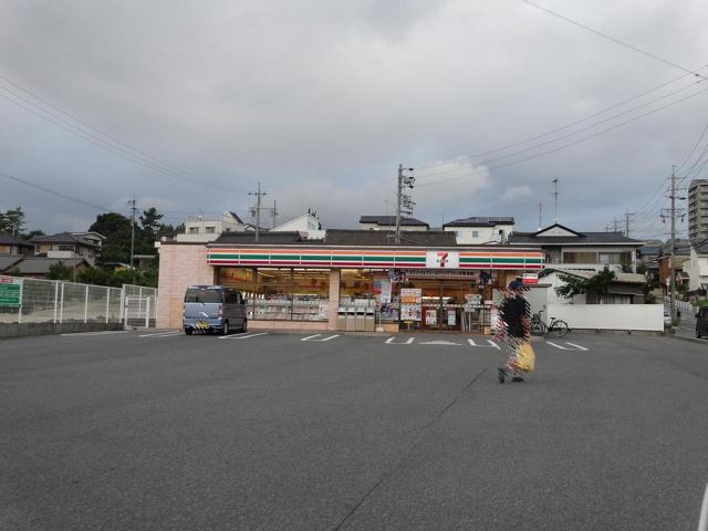 コンビニ　セブンイレブン（コンビニ）まで620m