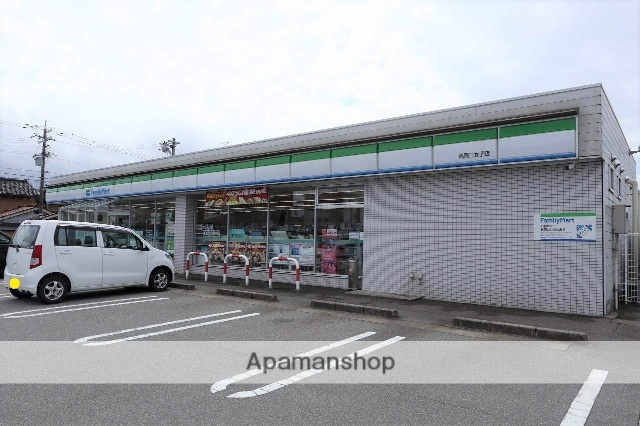 コンビニ　ファミリーマート（コンビニ）まで956m