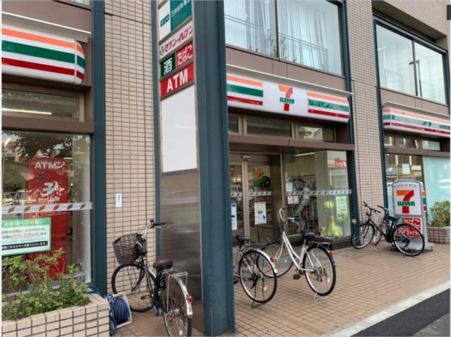 コンビニ　セブンイレブン（コンビニ）まで740m