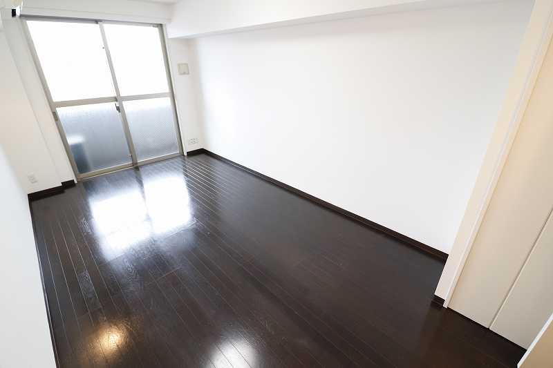 居室・リビング　※同建物の別部屋内装写真