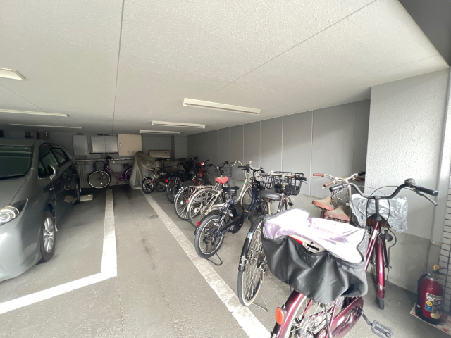 駐車場　駐輪場も屋根あります