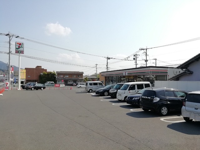 コンビニ　セブンイレブン 八幡町上津役西3丁目店（コンビニ）まで927m