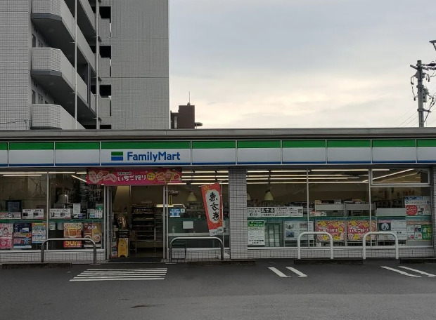 コンビニ　ファミリーマート 名北辻町二丁目店（コンビニ）まで519m