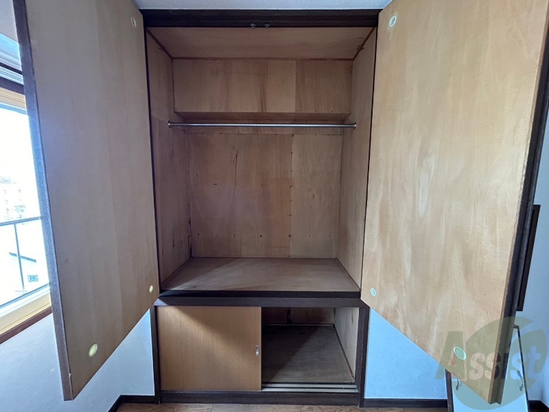収納　収納を開けてみました。奥行きがありますね。