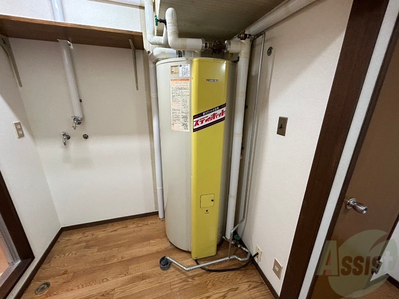 その他設備　給湯器です。操作しやすいパネルになってます。