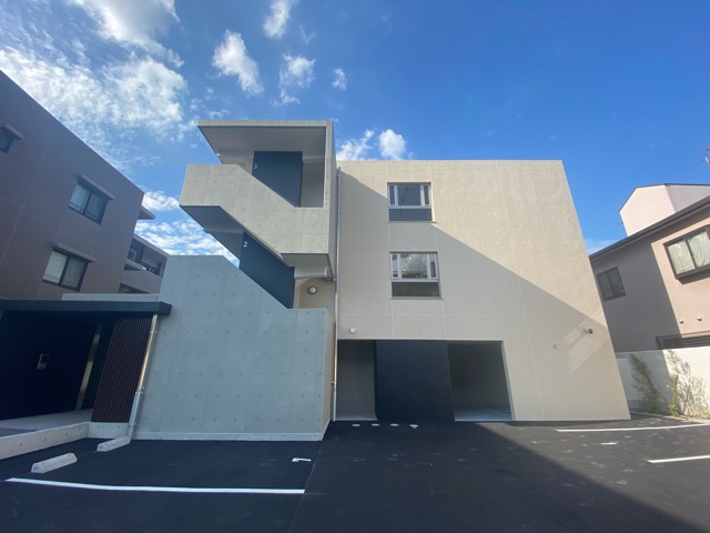 建物外観　宅配ボックス付きで不在時にも便利♪