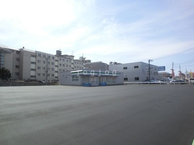 コンビニ　ファミリーマート札幌大谷地西１丁目店（コンビニ）まで141m