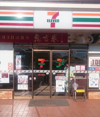 コンビニ　セブンイレブン（コンビニ）まで1069m