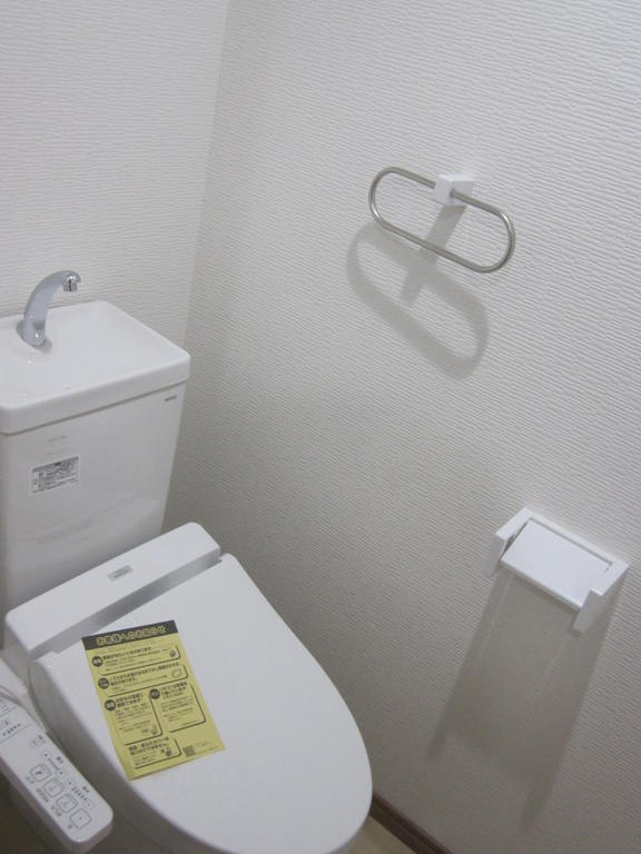 トイレ　衛生的で使い心地爽やかな暖房温水ウォシュレット。