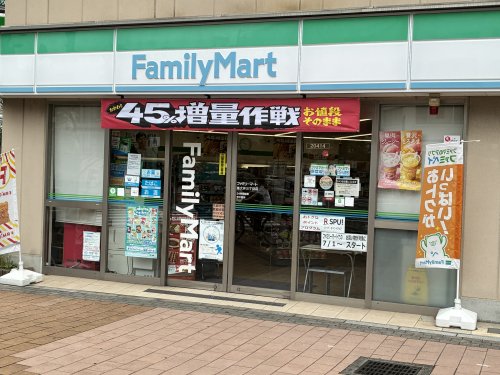 コンビニ　ファミリーマート 南大井三丁目店（コンビニ）まで66m