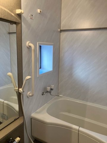 バス・シャワールーム　浴室暖房乾燥機＆物干しバー付きのバスルームです！小窓があるの