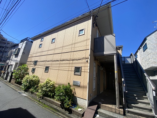 建物外観　グリーンライン「高田」駅まで徒歩9分！コンビニが近くて急なお