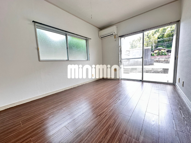 居室・リビング　２面採光で明るいお部屋です