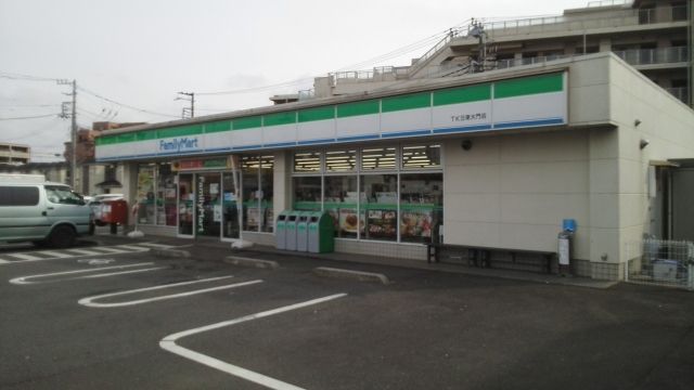 コンビニ　ファミマ　TKS東大門店（コンビニ）まで800m
