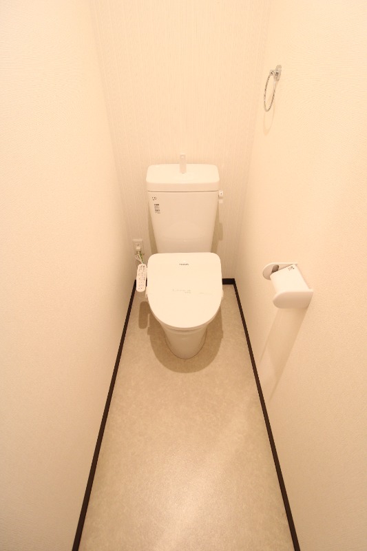 トイレ　※写真は同仕様のお部屋の参考写真です。