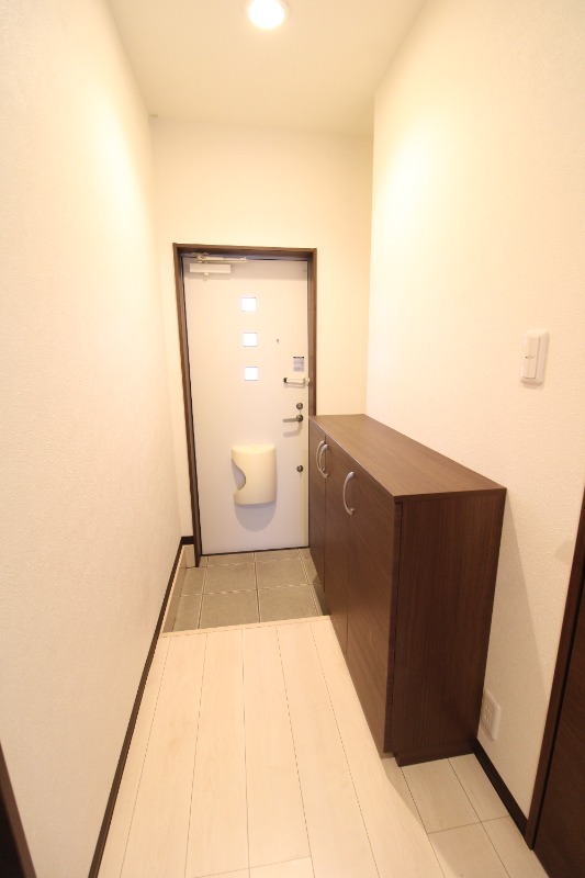 玄関　※写真は同仕様のお部屋の参考写真です。