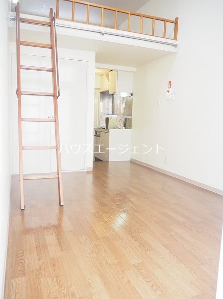 居室・リビング　明るいお部屋です。はしごがあっても広々！