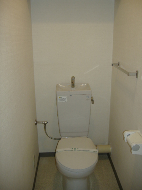東京メトロ丸ノ内線 新中野駅 徒歩3分 7階建 築26年のトイレ写真