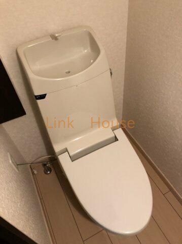都営新宿線 船堀駅 徒歩13分 3階建 築18年のトイレ写真