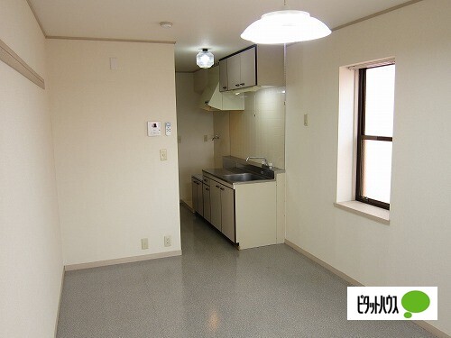 相鉄本線 鶴ケ峰駅 バス乗車時間：13分 最寄りバス停で下車 徒歩2分 3階建 築33年の内装写真