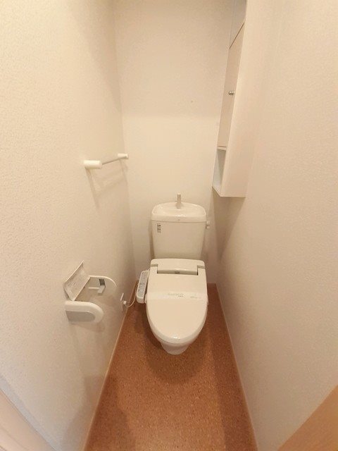トイレ　温水洗浄便座です。