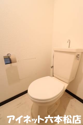 地下鉄空港線 西新駅 徒歩8分 7階建 築38年のトイレ写真
