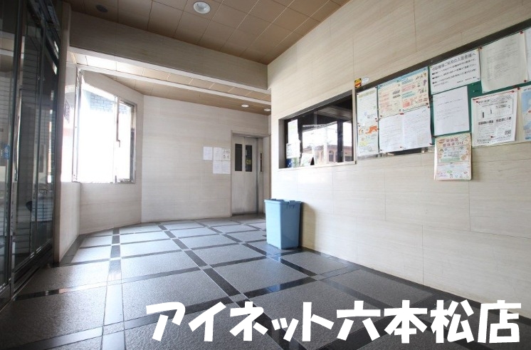 地下鉄空港線 西新駅 徒歩8分 7階建 築38年の外観写真