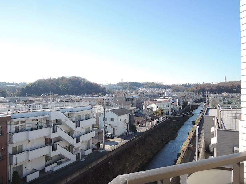 バルコニー　ベランダからの眺望。三沢川がのぞめます。