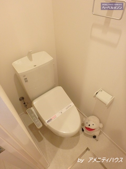 トイレ　●温水洗浄暖房便座付きの快適なトイレスペース。