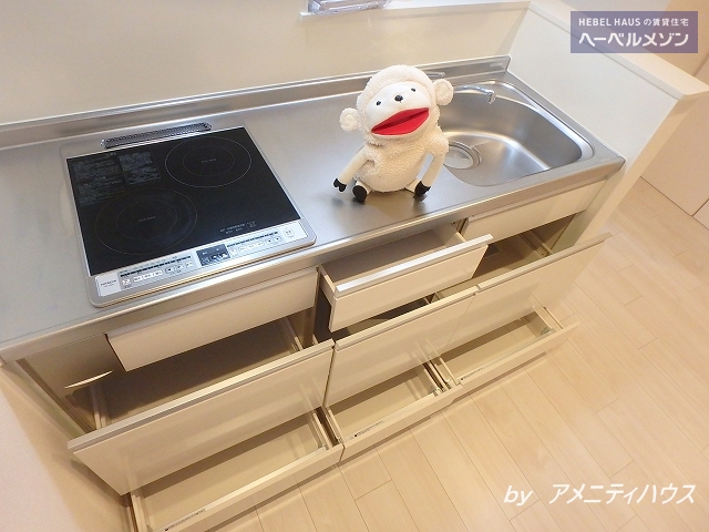 キッチン　●お手入れラクラクのＩＨクッキングヒーター。