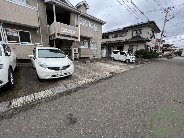 【多賀城市城南のアパートの駐車場】