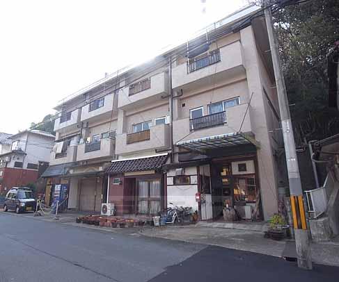 京都市山科区日ノ岡坂脇町のマンションの建物外観