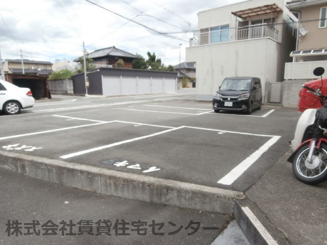 【小林マンションの駐車場】