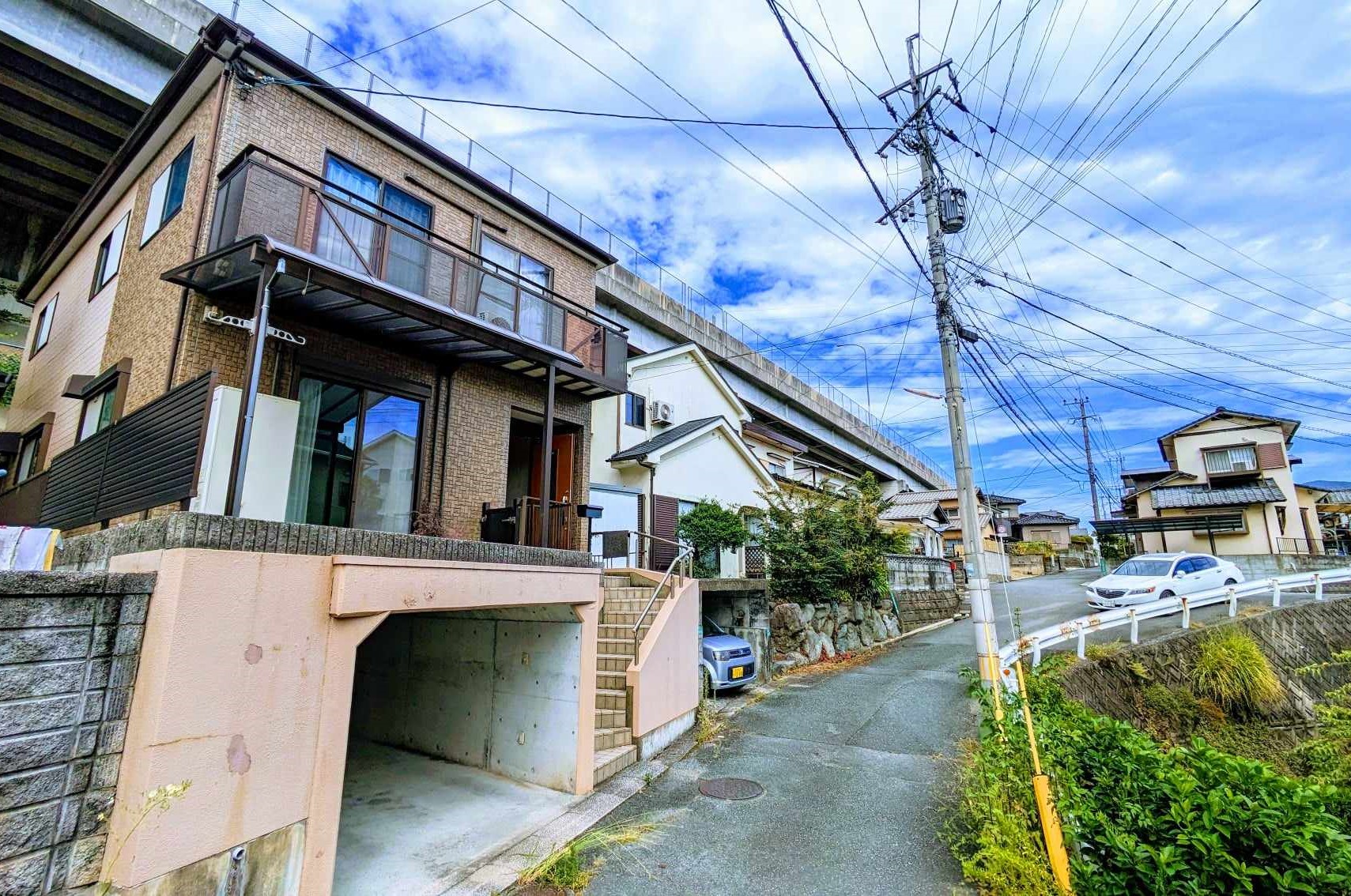 山手三丁目貸一戸建ての建物外観