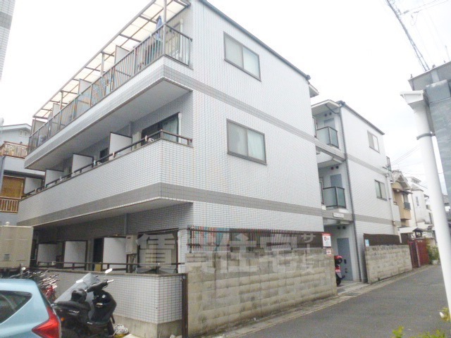 京都市山科区西野岸ノ下町のマンションの建物外観