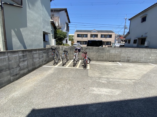 【ルー・エーベル伊丹西の駐車場】