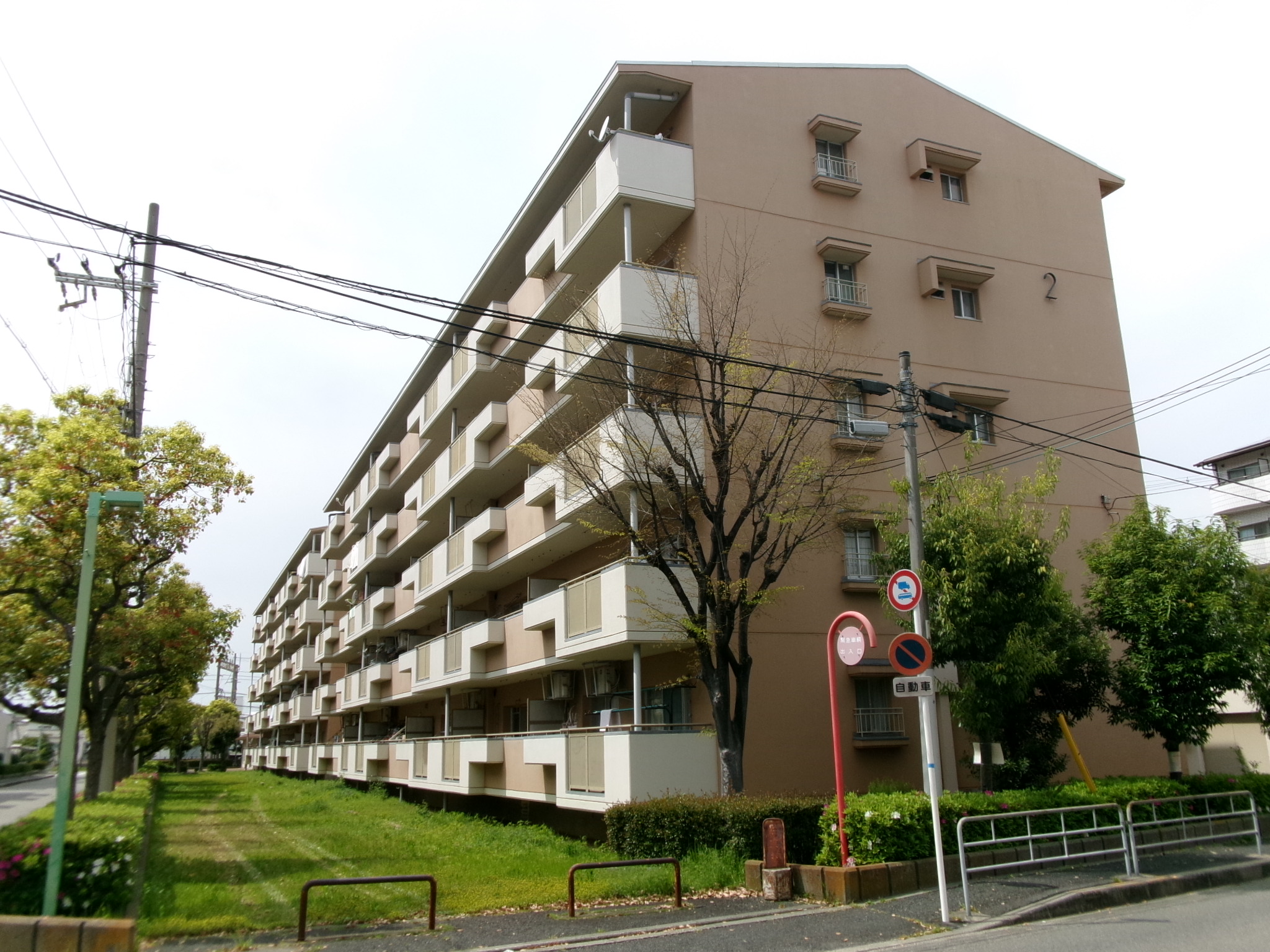 市営遠里小野住宅2号館の建物外観