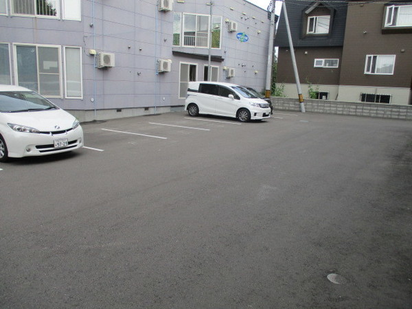 【旭川市北門町のアパートの駐車場】