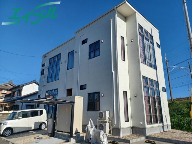 四日市市西富田町のアパートの建物外観