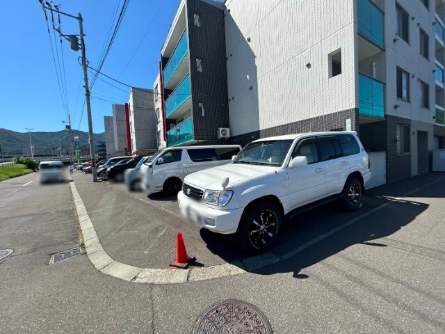 【サンステージ前田110の駐車場】