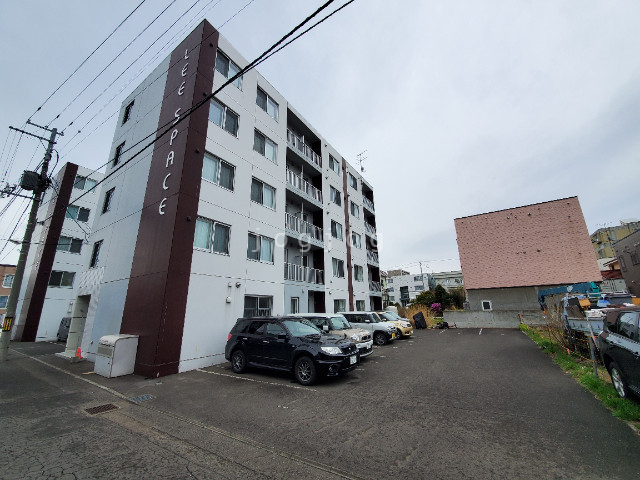 札幌市豊平区平岸二条のマンションの建物外観