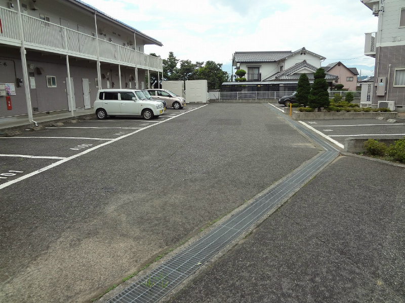 【松本市大字里山辺のアパートの駐車場】