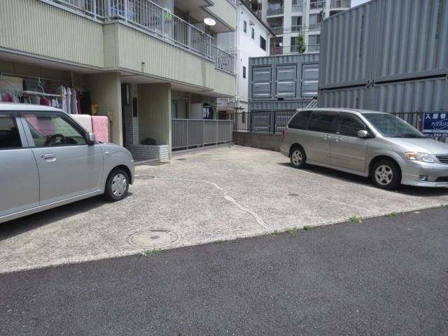 【川崎市川崎区鋼管通のマンションの駐車場】